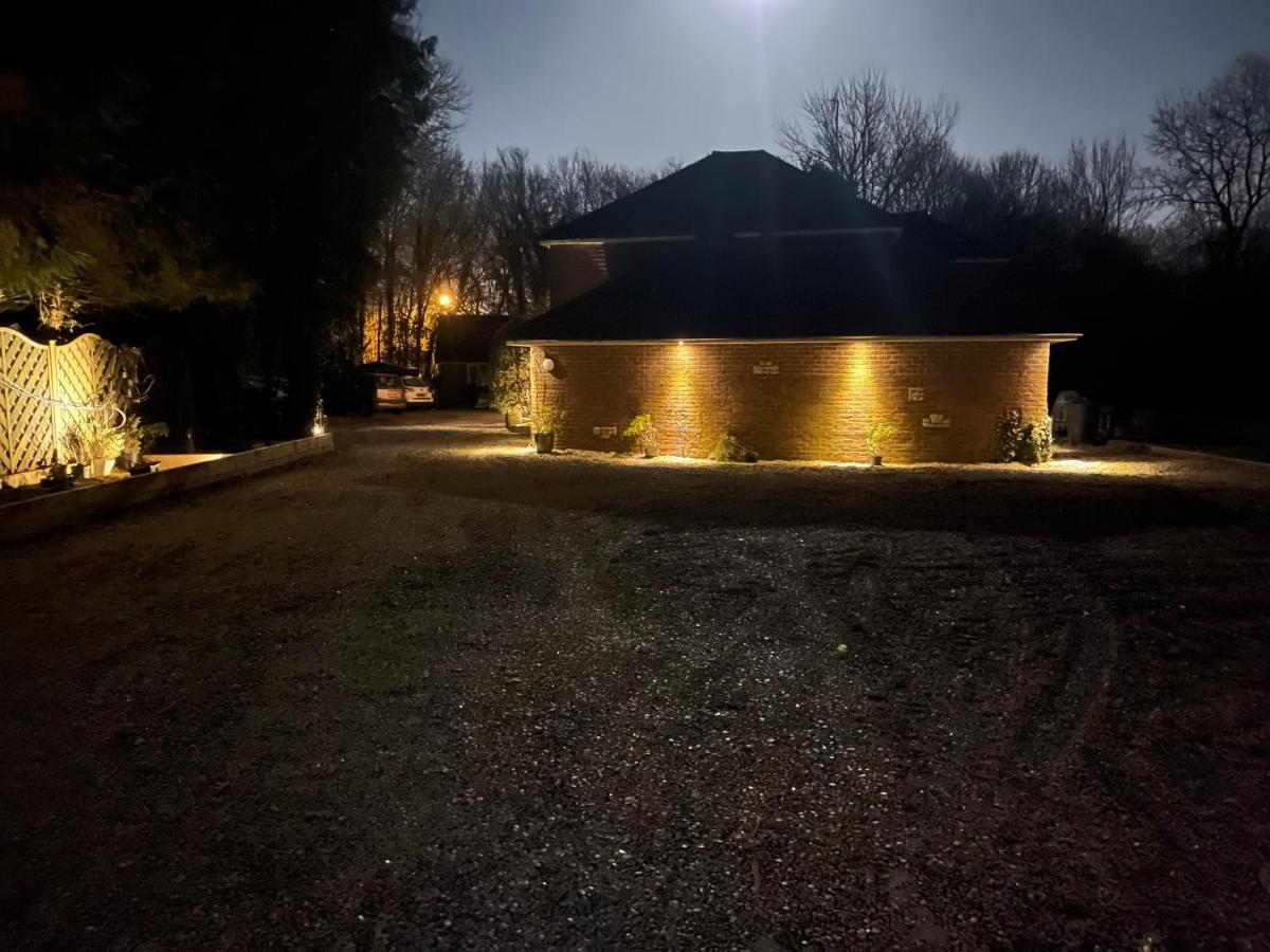Da Vinci Guest House & Guest Parking, A Real Gem Crawley  Exterior foto